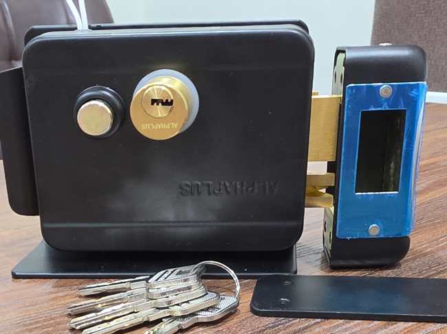 ELECTRIC GATE LOCK COMPUTER KEY